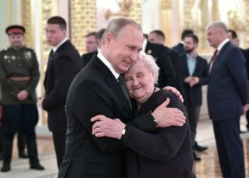 Ποια η 88χρονη που μπορεί να πείσει τον Πούτιν να τερματίσει τον πόλεμο