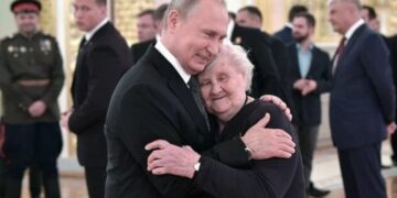 Alldaynews.gr Ποια η 88χρονη που μπορεί να πείσει τον Πούτιν να τερματίσει τον πόλεμο