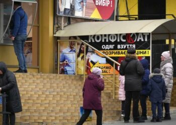 Πόλεμος στην Ουκρανία: Φόβος για τις κυρώσεις της Δύσης στη Ρωσία – Ουρές στα ATM από τους πολίτες (video)