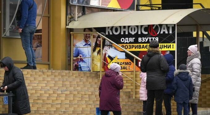 Alldaynews.gr Πόλεμος στην Ουκρανία: Φόβος για τις κυρώσεις της Δύσης στη Ρωσία – Ουρές στα ATM από τους πολίτες (video)