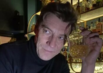 Στάνκογλου: «Επειδή σου αρέσουν οι γυναίκες, δε σημαίνει ότι δε μπορείς να φιλήσεις στο στόμα έναν φίλο σου»