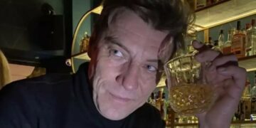 Στάνκογλου: «Επειδή σου αρέσουν οι γυναίκες, δε σημαίνει ότι δε μπορείς να φιλήσεις στο στόμα έναν φίλο σου»