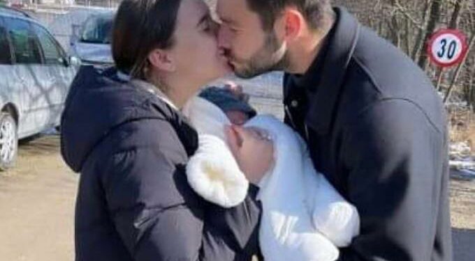 Alldaynews.gr Συγκλονιστική στιγμή: Ο Σάκχοφ της ΑΕΚ με το παιδί και τη σύζυγό του (φωτο)