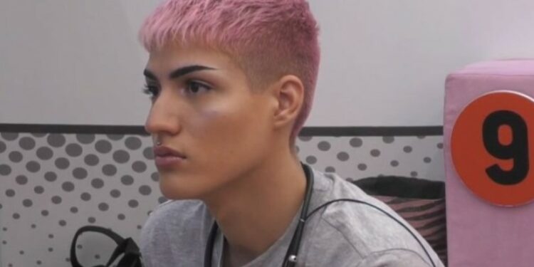 Alldaynews.gr Με μακριά νυχιά και ξανθά μαλλιά – Αγνώριστος ο Θέμης Κανέλλος 2 χρόνια μετά το Big Brother