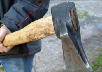 Άγριος καυγάς: Τον «κάρφωσε» με τσεκούρι στο πρόσωπο