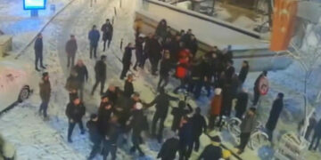 Alldaynews.gr Τουρκία: Έπαιζαν χιονοπόλεμο ώσπου κάποιος θύμωσε και έβγαλε όπλο! Τραυματίστηκαν 7 άτομα