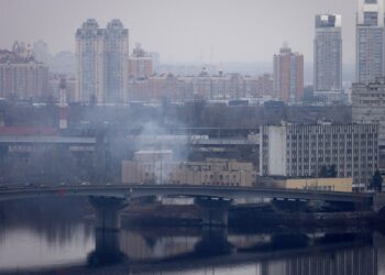 Πόλεμος στην Ουκρανία: “Θα χτυπήσουμε κυβερνητικό κτίριο στο Κίεβο – Απομακρυνθείτε” – Η προειδοποίηση της Ρωσίας