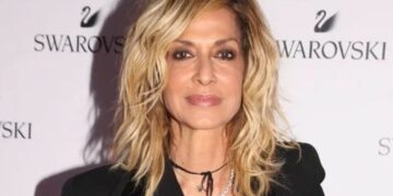 Alldaynews.gr Η Άννα Βίσση κοιμόταν στο μαγαζί και ερχόταν στην πρόβα με τις πιτζάμες