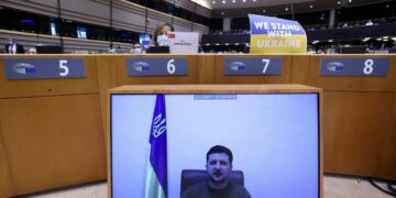 Δραματική ομιλία Ζελένσκι στο ευρωκοινοβούλιο – Λύγισε ο μεταφραστής και ξέσπασε σε κλάματα – «Αποδείξτε ότι είστε μαζί μας»