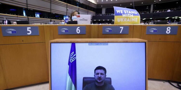 Δραματική ομιλία Ζελένσκι στο ευρωκοινοβούλιο – Λύγισε ο μεταφραστής και ξέσπασε σε κλάματα – «Αποδείξτε ότι είστε μαζί μας»
