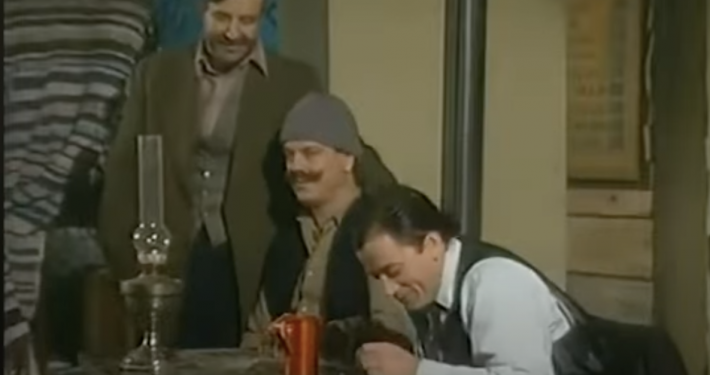 Alldaynews.gr «Αρίστο τη βρήκες;»: Η θρυλική σκηνή των «Απαράδεκτων» που γυρίστηκε 40 φορές λόγω νευρικού γέλιου του Παπαδόπουλου (video)