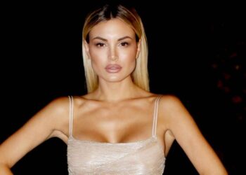 Κάτι ξέχασε να φορέσει: Η εμφάνιση της Παναγιώταρου στο Chart Show που τράβηξε πάνω της όλα τα βλέμματα (φωτο, video)