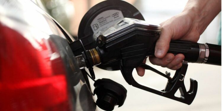 Καύσιμα: Βενζίνη στα 2,5 ευρώ το λίτρο έως το τέλος της εβδομάδας (video)