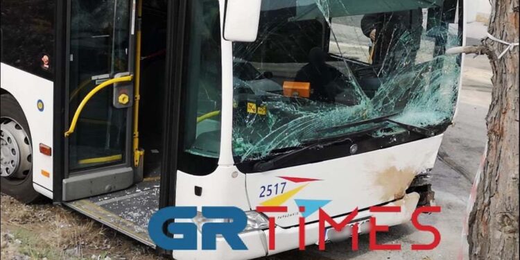 Alldaynews.gr Θεσσαλονίκη: Σύγκρουση ΙΧ με λεωφορείο-Ένας Νεκρός και 3 Τραυματίες (φωτο, video)