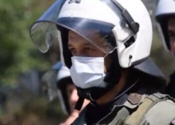 Μυθικός διάλογος φοιτητή με άνδρα των ΜΑΤ: «40 χρονών κεφτές», «Αν έρθω θα τρέχεις ως την παραλία» (vid)