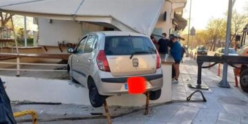 Alldaynews.gr Γυναίκα έχασε τον έλεγχο, πέρασε πάνω από κάγκελα και καρφώθηκε στην αυλή κρεπερί (φωτο)