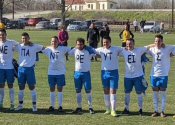 Θα με παντρευτείς; Πρόταση γάμου και γλέντι στο γήπεδο (video)