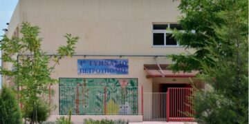 Alldaynews.gr Πετρούπολη: Άνδρας κρεμάστηκε έξω από σχολείο