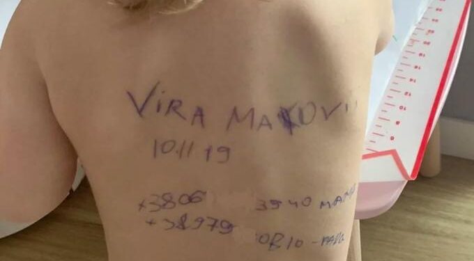 Alldaynews.gr Πόλεμος στην Ουκρανία: Μητέρα έγραψε με στυλό στοιχεία και τηλέφωνα στην πλάτη του παιδιού της