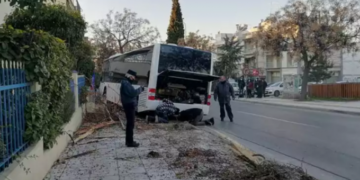 Σοβαρό τροχαίο στη Θεσσαλονίκη με έναν τραυματία – ΙΧ προσέκρουσε σε αστικό λεωφορείο (video)
