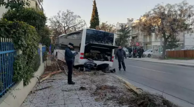 Σοβαρό τροχαίο στη Θεσσαλονίκη με έναν τραυματία – ΙΧ προσέκρουσε σε αστικό λεωφορείο (video)