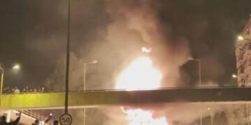 Ανάσταση: Πήρε «φωτιά» ο Νέος Κόσμος από τις μολότοφ (vid)