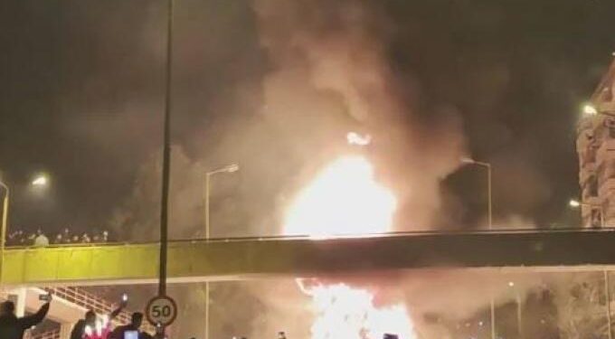 Ανάσταση: Πήρε «φωτιά» ο Νέος Κόσμος από τις μολότοφ (vid)