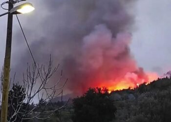 Ανεξέλεγκτη φωτιά στο Λιβαδάκι Ηλείας – Εκκενώθηκε χωριό, ενισχύονται οι δυνάμεις (φωτο, vid)