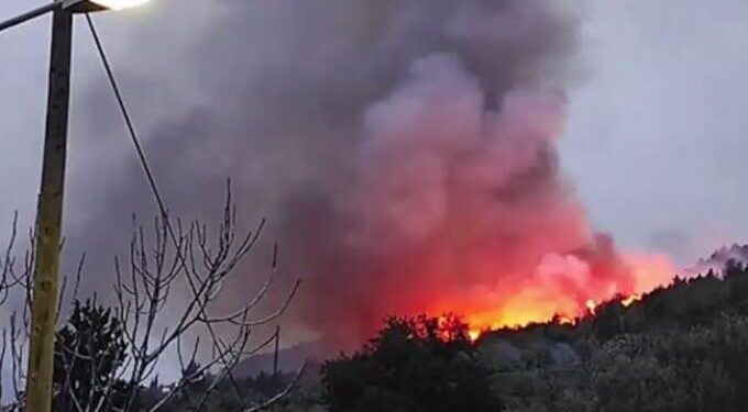 Alldaynews.gr Ανεξέλεγκτη φωτιά στο Λιβαδάκι Ηλείας – Εκκενώθηκε χωριό, ενισχύονται οι δυνάμεις (φωτο, vid)