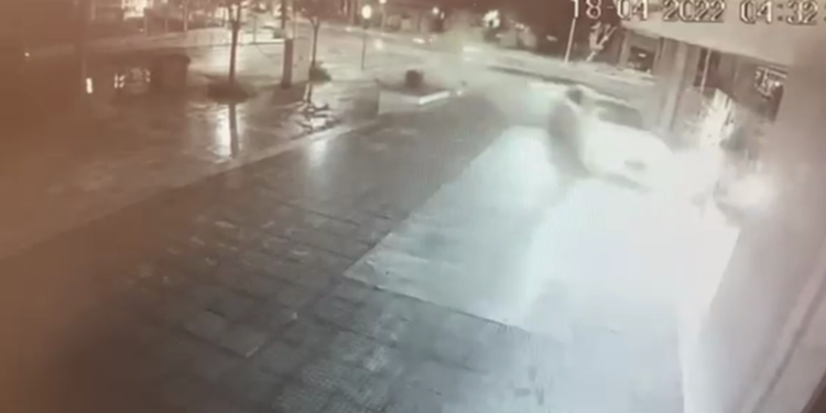 Θεσσαλονίκη: Ζημιά 50.000 ευρώ σε κατάστημα από το σοκαριστικό τροχαίο