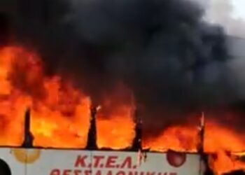 Θεσσαλονίκη: Φωτιά σε λεωφορείο – Επιβάτες και οδηγός το εγκατέλειψαν