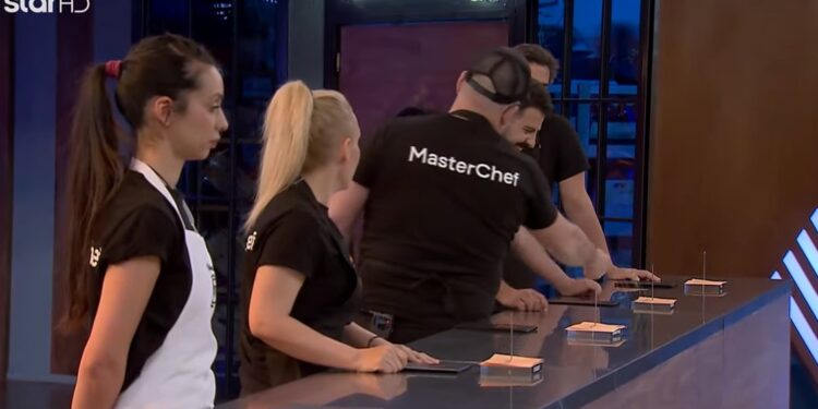 Alldaynews.gr Χαμός στο MasterChef με τον Μπόμπαινα: Πέταξε καλαμπόκι στους συμπαίκτες του και τους αποκάλεσε “κοτούλες” (video)