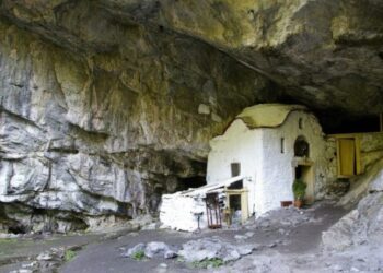 Alldaynews.gr Το παιδί απ’ τον τάφο έβγαλε στη φόρα το μυστικό της πιο παρανοϊκής φόνισσας-Έκρυβε παραθείο και υδράργυρο στο εκκλησάκι