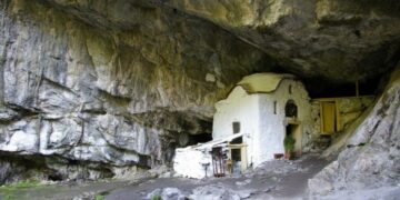 Alldaynews.gr Το παιδί απ’ τον τάφο έβγαλε στη φόρα το μυστικό της πιο παρανοϊκής φόνισσας-Έκρυβε παραθείο και υδράργυρο στο εκκλησάκι