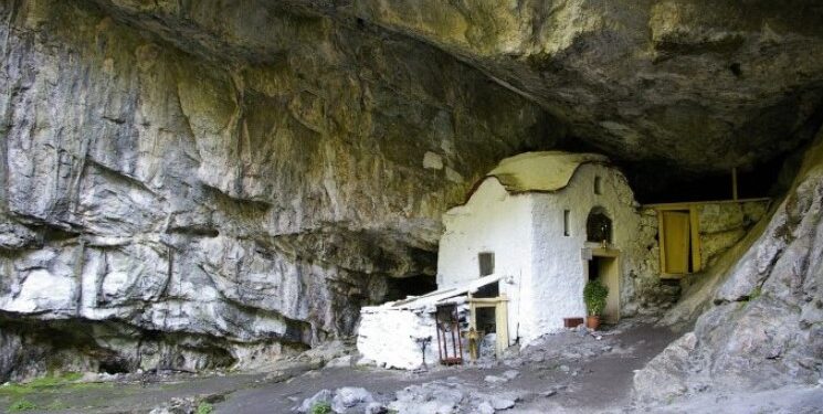 Alldaynews.gr Το παιδί απ’ τον τάφο έβγαλε στη φόρα το μυστικό της πιο παρανοϊκής φόνισσας-Έκρυβε παραθείο και υδράργυρο στο εκκλησάκι