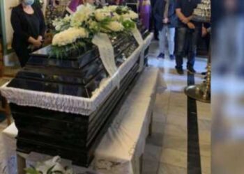 Έγκλημα στην Τήνο: Θρήνος στην κηδεία του 52χρονου που δολοφόνησε ο 90χρονος γείτονάς του