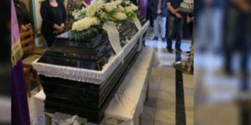 Alldaynews.gr Έγκλημα στην Τήνο: Θρήνος στην κηδεία του 52χρονου που δολοφόνησε ο 90χρονος γείτονάς του