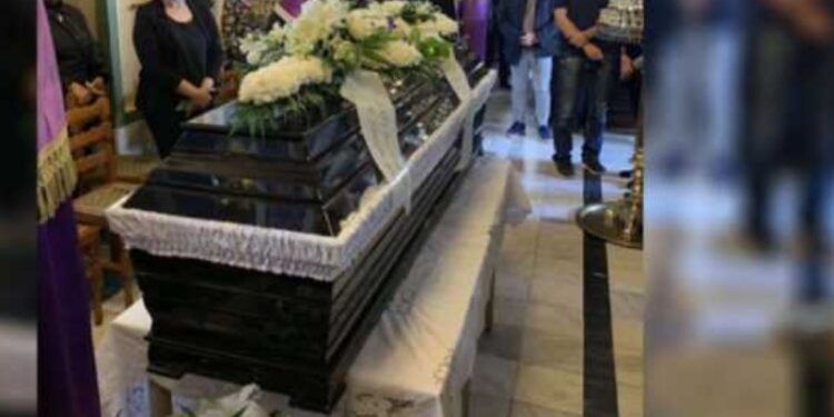 Alldaynews.gr Έγκλημα στην Τήνο: Θρήνος στην κηδεία του 52χρονου που δολοφόνησε ο 90χρονος γείτονάς του