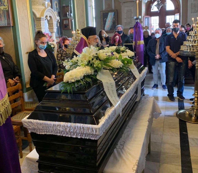 Έγκλημα στην Τήνο: Θρήνος στην κηδεία του 52χρονου που δολοφόνησε ο 90χρονος γείτονάς του
