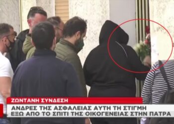 Η αδερφή της Ρούλας Πισπιρίγκου πετάει τα κεράκια και τα λουλούδια που άφησε ο κόσμος για τα τρία νεκρά παιδιά[video]
