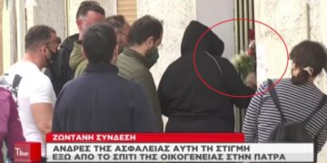 Η αδερφή της Ρούλας Πισπιρίγκου πετάει τα κεράκια και τα λουλούδια που άφησε ο κόσμος για τα τρία νεκρά παιδιά[video]