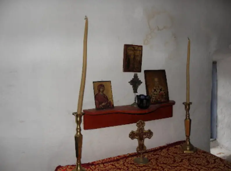 Άγιος Παΐσιος: Το κελί του στον Τίμιο Σταυρό, προκαλεί δέος – Σπάνιες φωτογραφίες από το εσωτερικό του