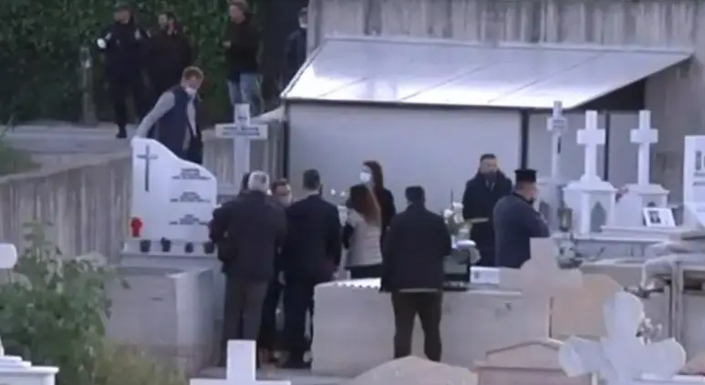 Σοκαριστική στιγμή: Άνοιξαν τον τάφο της Τζωρτζίνας για το τάμπλετ -Τρισάγιο για τα τρία κορίτσια[photos]