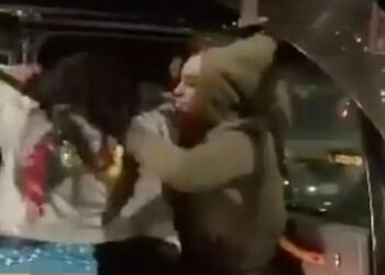 Άγριο ξύλο μεταξύ γυναικών για ένα ταξί – Ο οδηγός τις παράτησε και έφυγε[video]