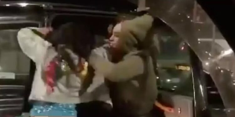 Άγριο ξύλο μεταξύ γυναικών για ένα ταξί – Ο οδηγός τις παράτησε και έφυγε[video]