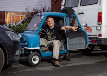 Οδηγεί το μικρότερο αυτοκίνητο στον κόσμο: «Γελάνε μαζί μου, αλλά γελάω τελευταίος στο βενζινάδικο»