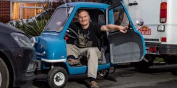 Alldaynews.gr Οδηγεί το μικρότερο αυτοκίνητο στον κόσμο: «Γελάνε μαζί μου, αλλά γελάω τελευταίος στο βενζινάδικο»