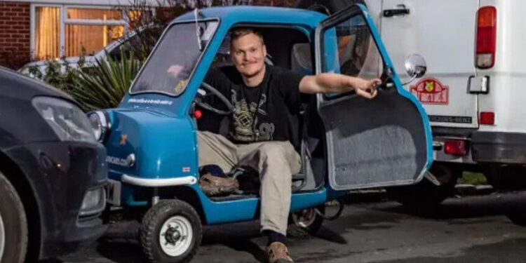 Alldaynews.gr Οδηγεί το μικρότερο αυτοκίνητο στον κόσμο: «Γελάνε μαζί μου, αλλά γελάω τελευταίος στο βενζινάδικο»