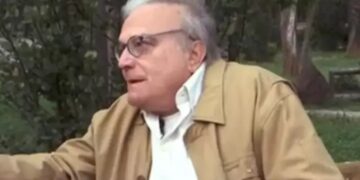 Alldaynews.gr Άρης Δαβαράκης: «Δεν υπάρχει λόγος να φοράμε φτερά και τακούνια για να είμαστε γκέι»