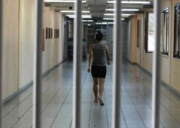 Τρόφιμες γυναικείας φυλακής έμειναν έγκυες από τρανς συγκρατούμενές τους